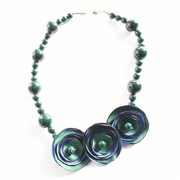 Necklace with handcrafted roses and howlite stones